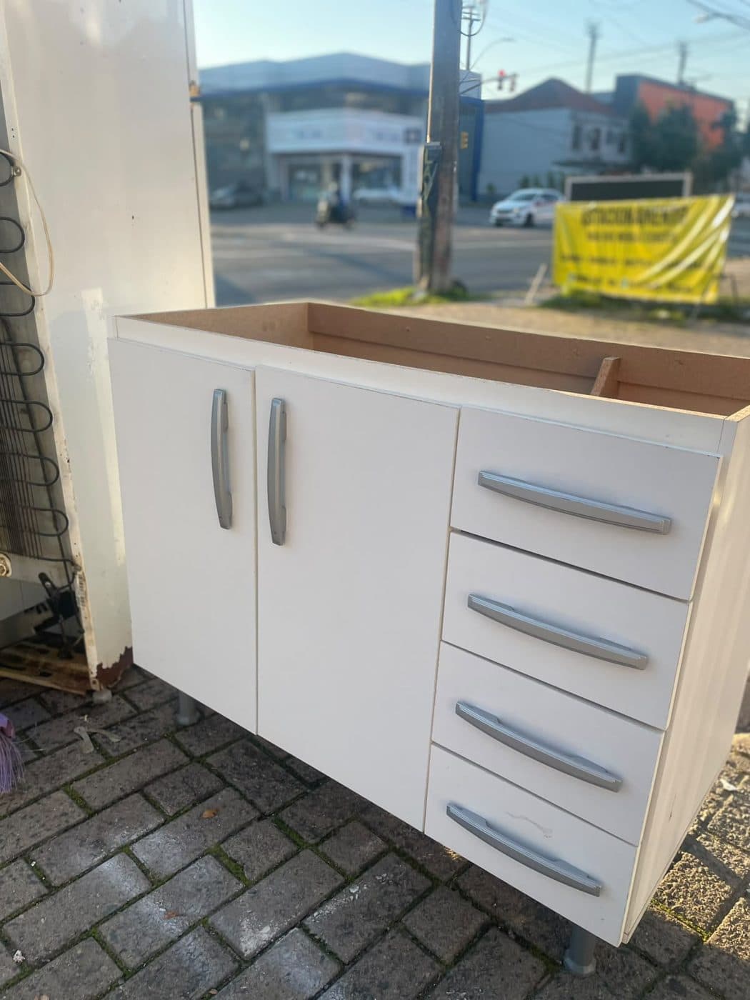 Balcão de cozinha branco com tampo inox