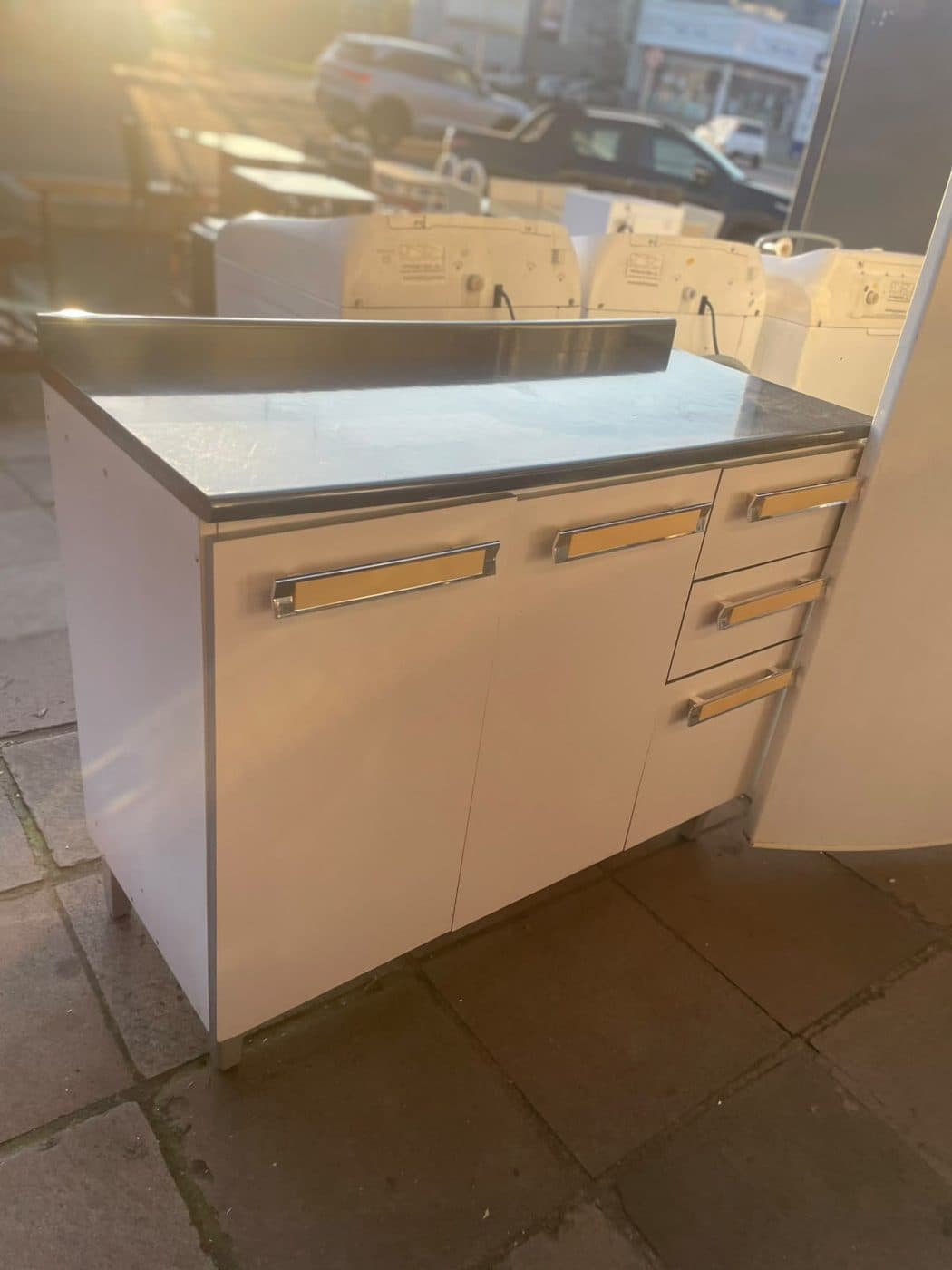 Balcão de cozinha branco com tampo inox (2)