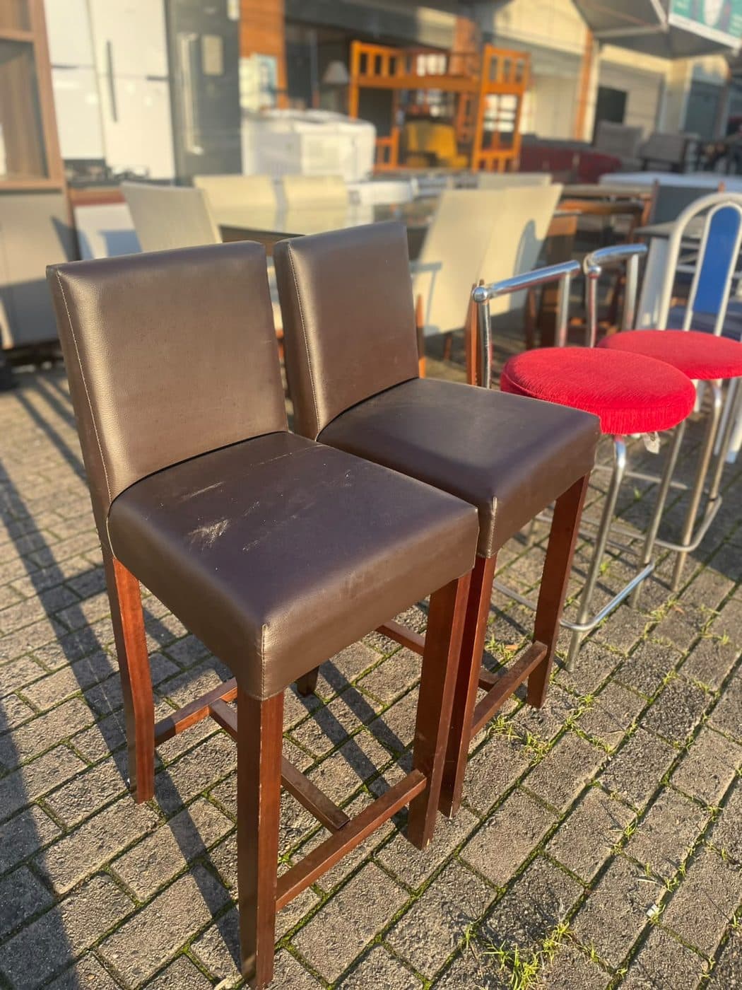 Banquetas altas de couro marrom, estado Seminovo
