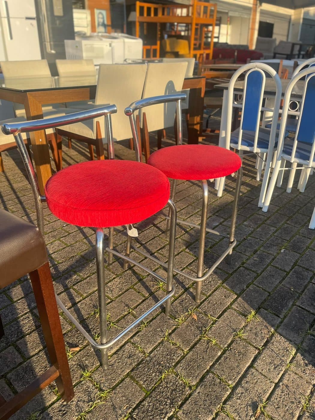 Banquetas altas redondas vermelhas, estado Seminovo