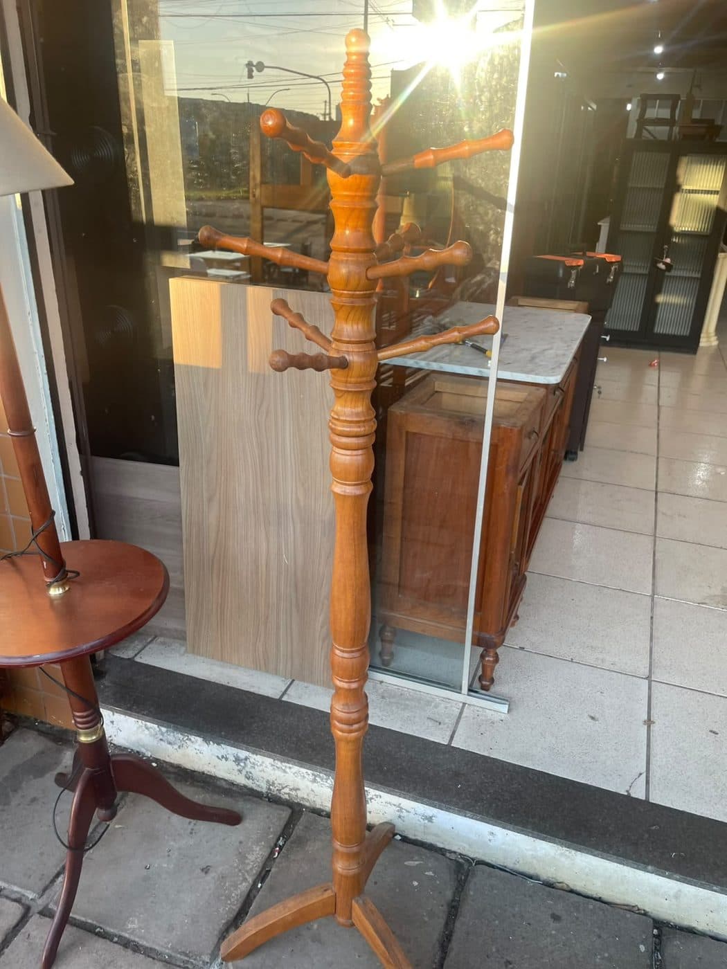 Cabideiro de pé em madeira, estado Usado