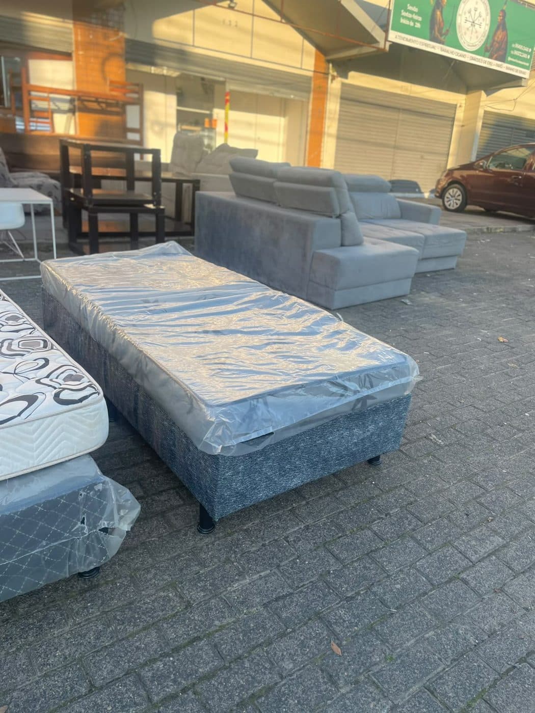 Cama box cinza com colchão, estado Seminovo