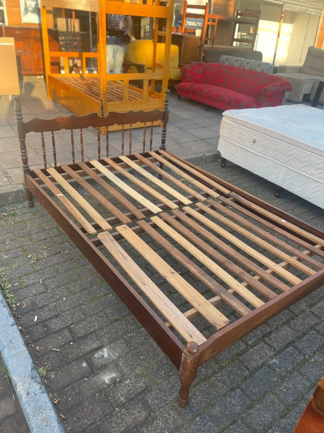 Cama de solteiro em madeira, estado Usado
