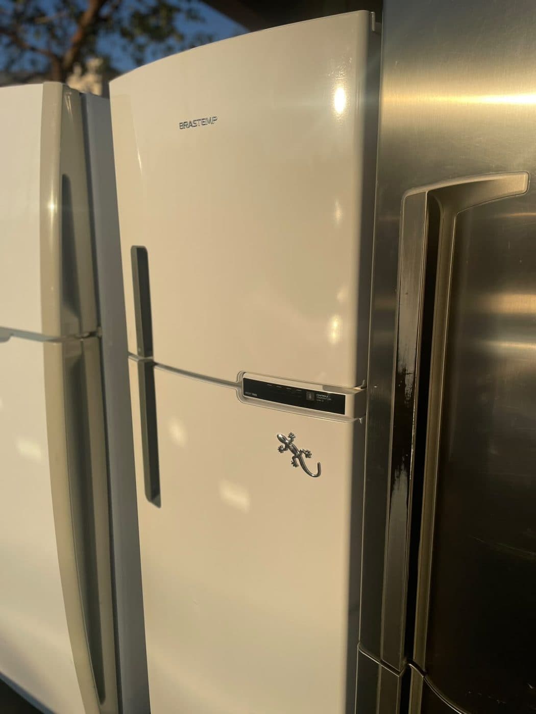 Geladeira duplex branca com lateral inox, estado Seminovo