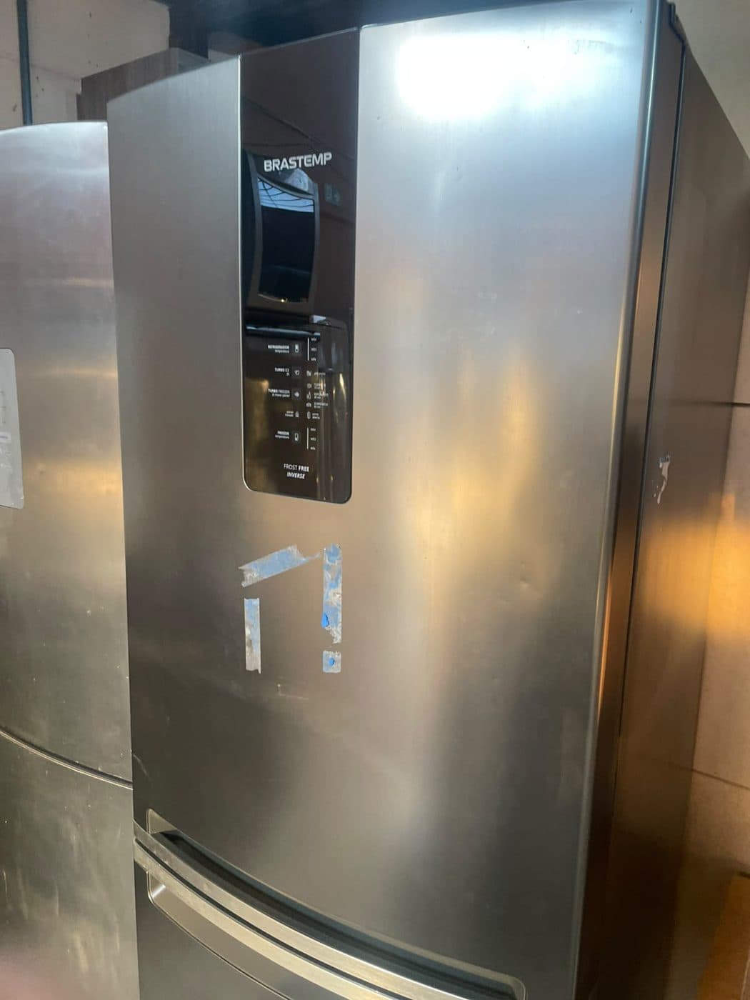 Geladeira inox com painel digital, estado Seminovo