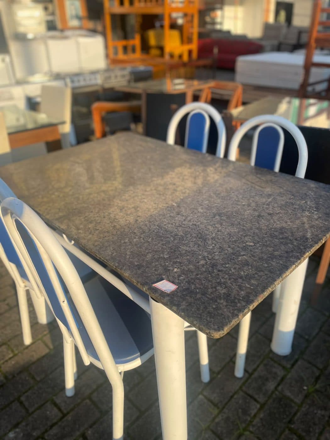 Mesa tampo de granito com cadeiras, estado Seminovo