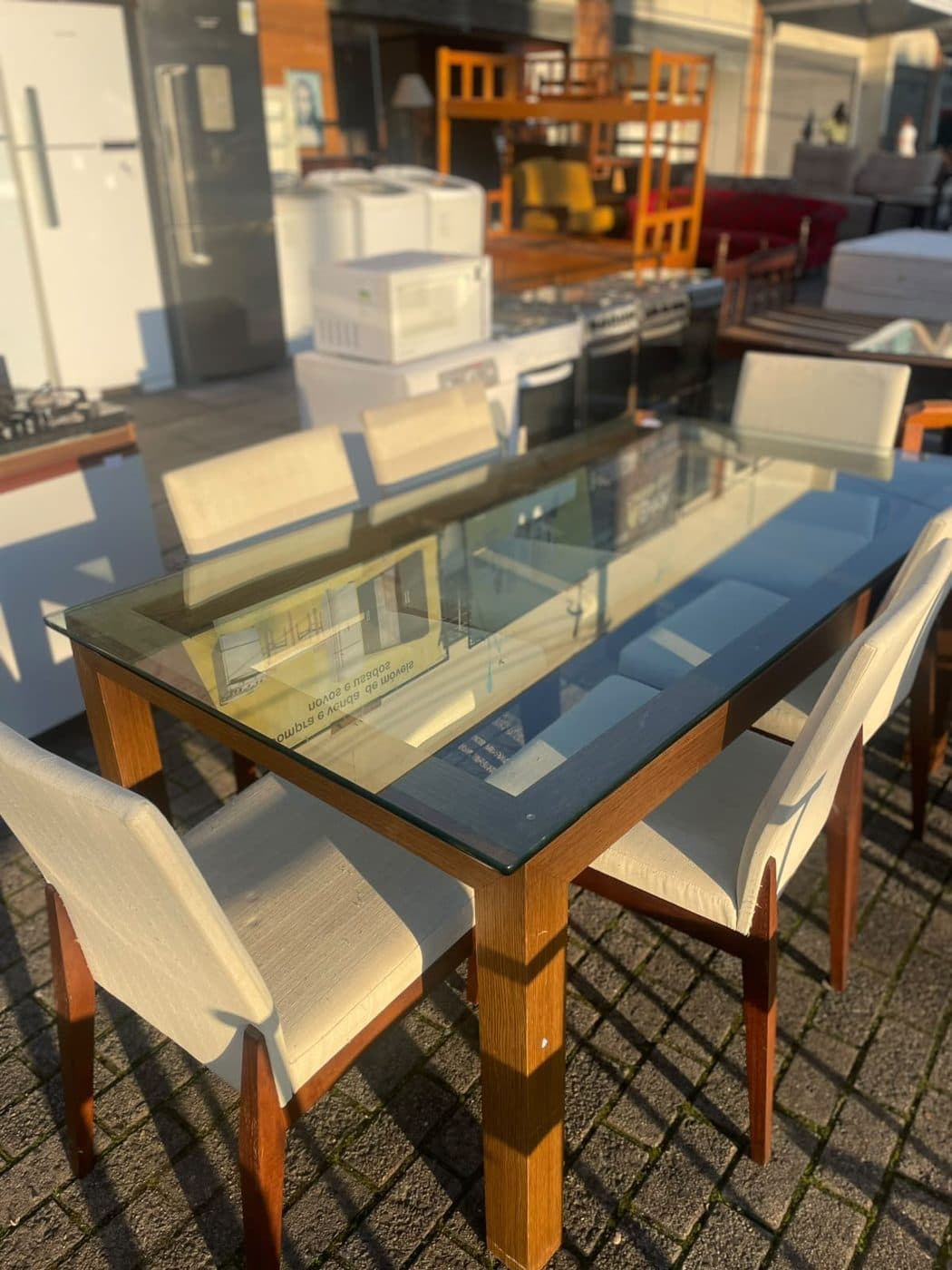 Mesa de vidro com cadeiras bege, estado Seminovo