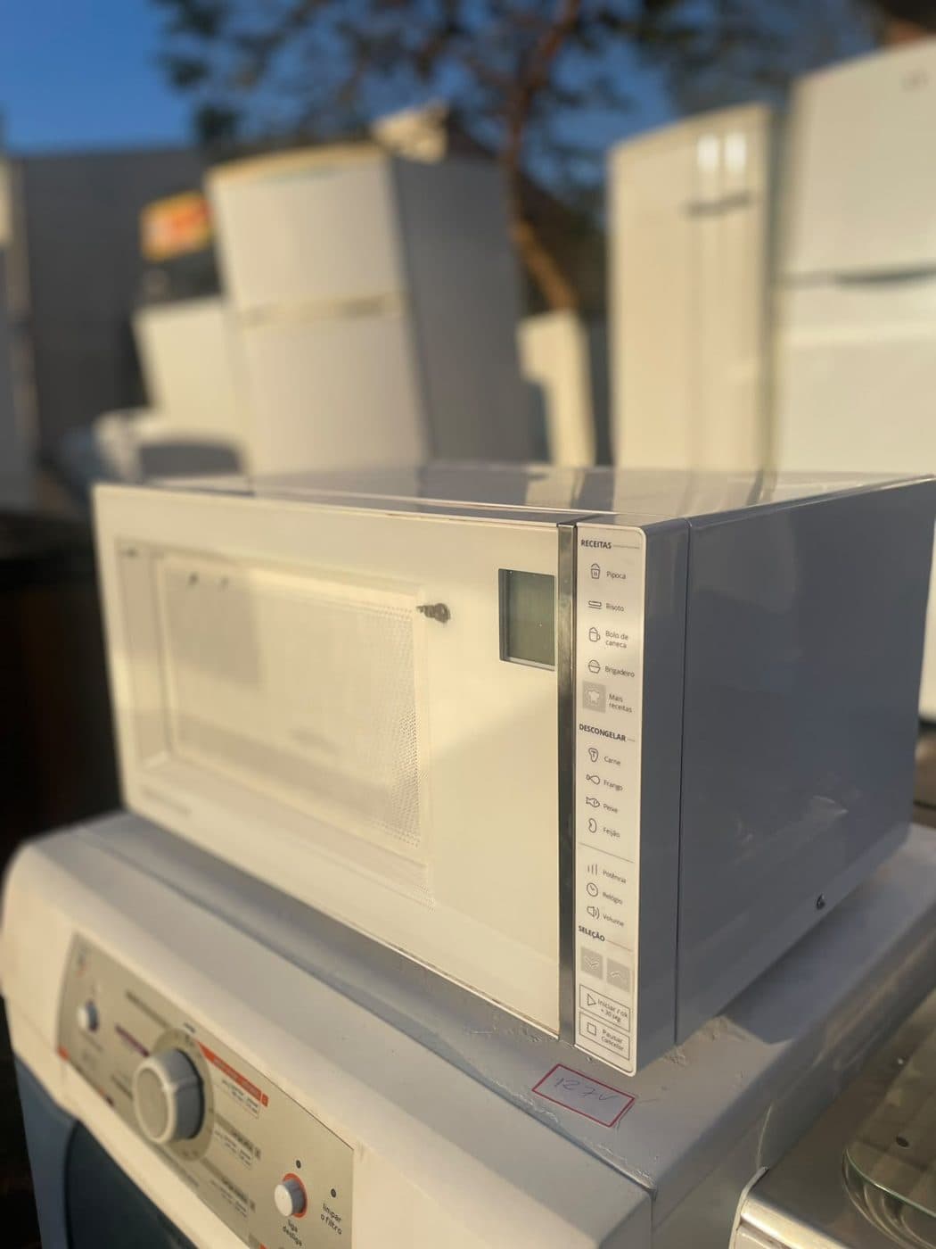 Micro-ondas branco com botão, estado Usado