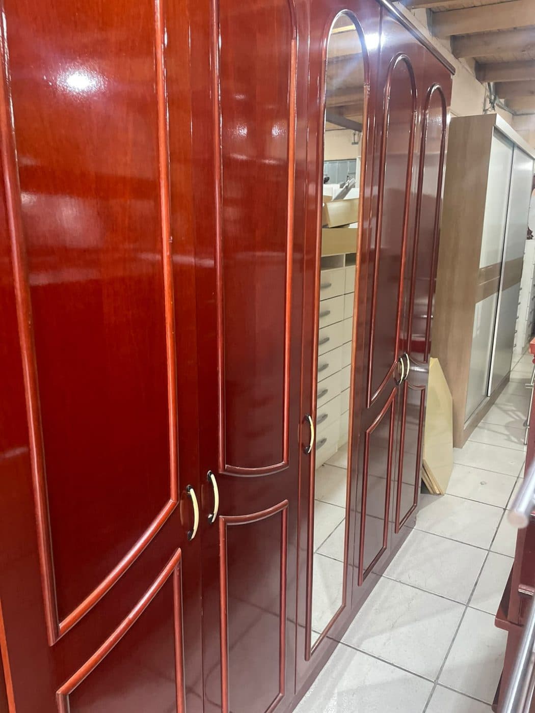 Roupeiro vermelho com espelho, estado Seminovo